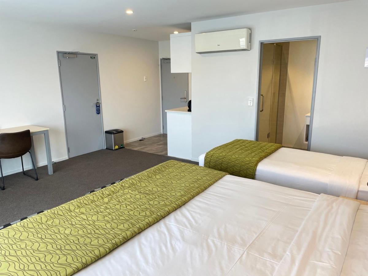 2 On Whiteleigh And 239 On Lincoln Motel Christchurch Buitenkant foto A typical studio apartment
