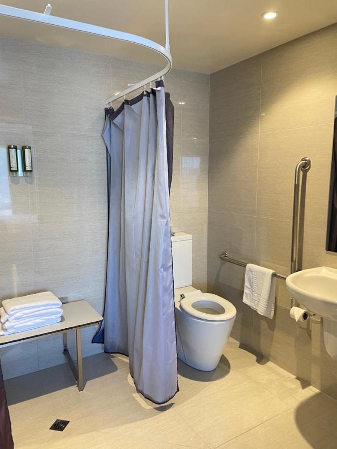 2 On Whiteleigh And 239 On Lincoln Motel Christchurch Buitenkant foto A shower curtain
