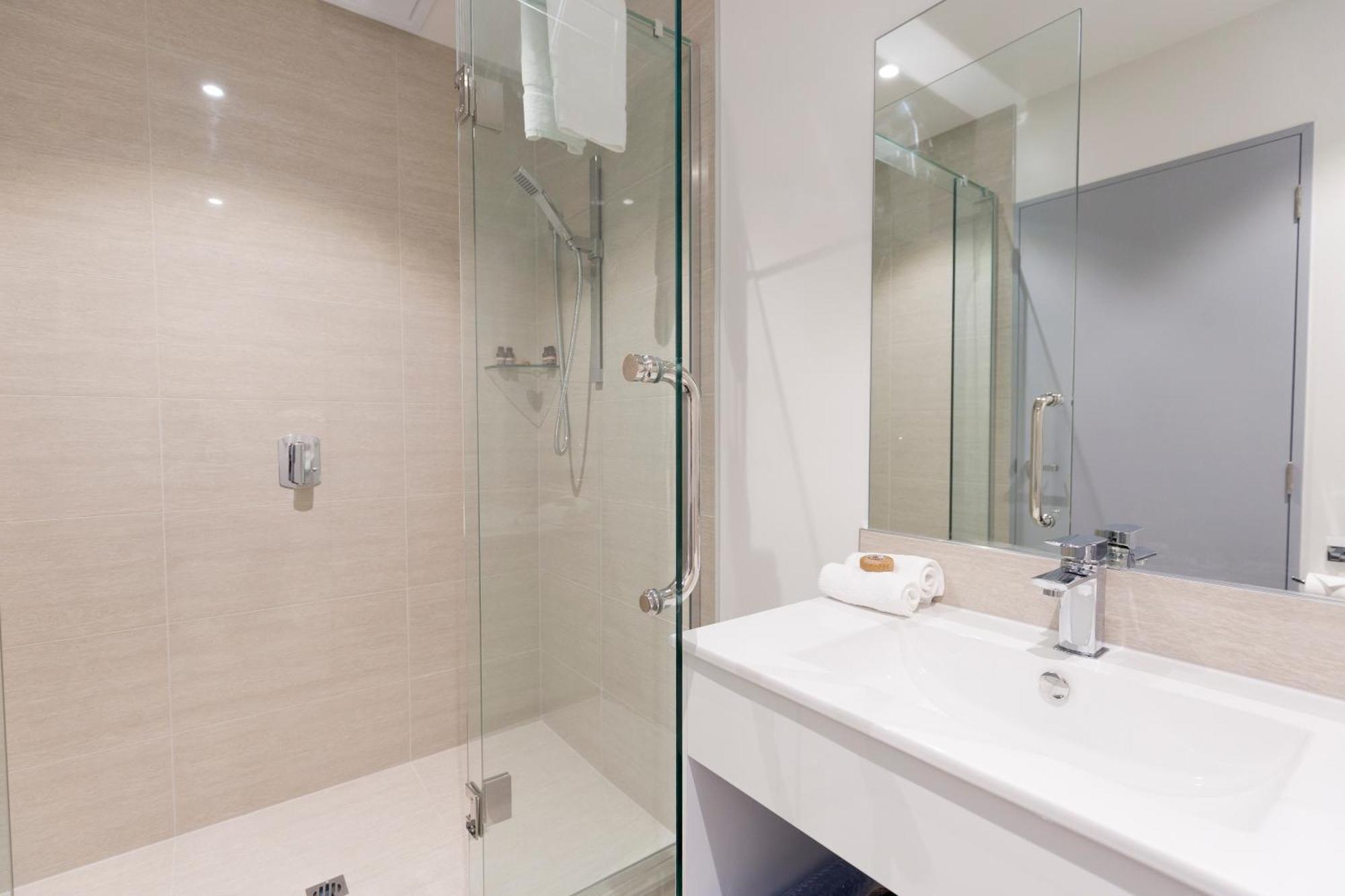 2 On Whiteleigh And 239 On Lincoln Motel Christchurch Buitenkant foto A shower enclosure