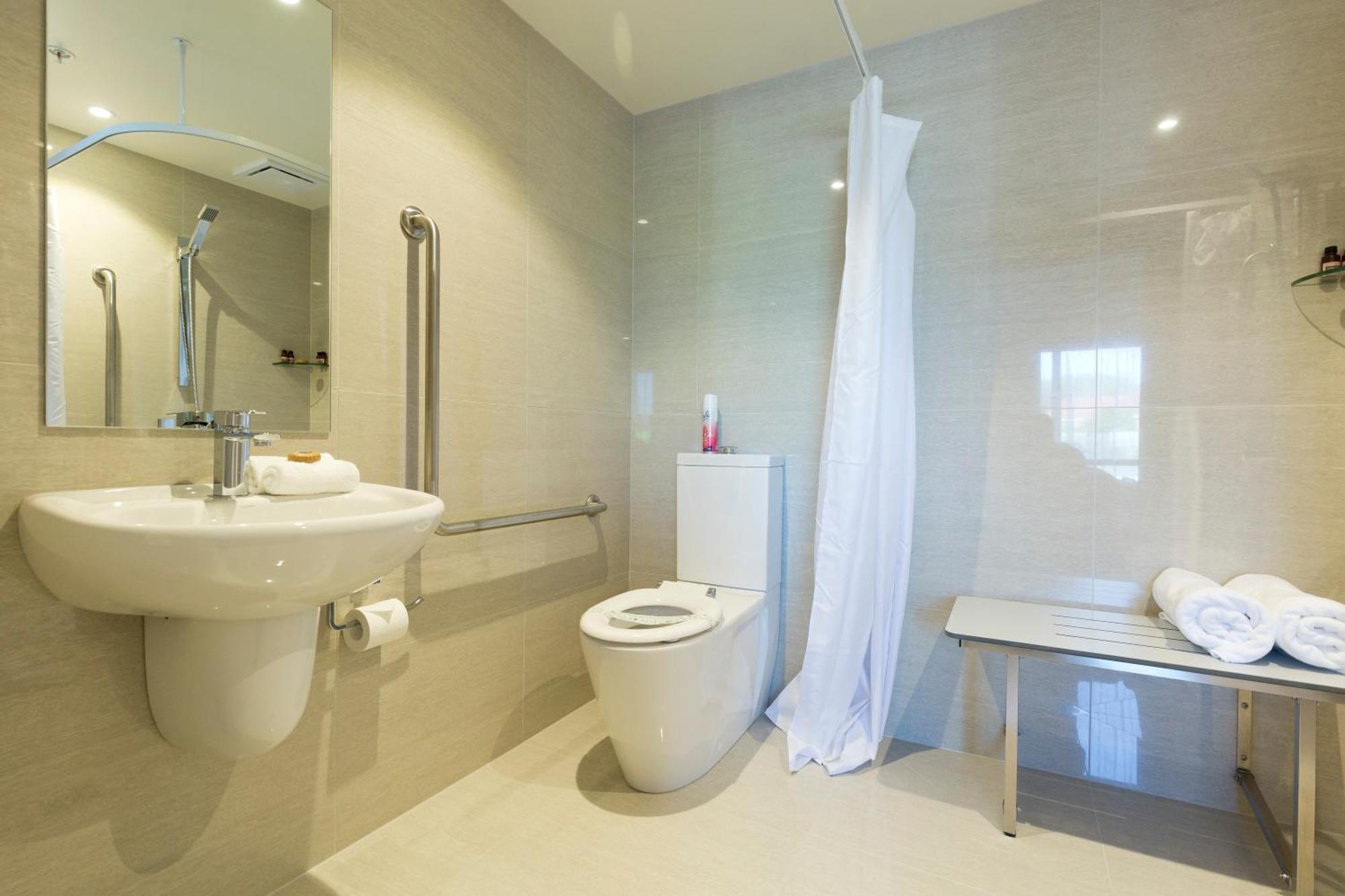 2 On Whiteleigh And 239 On Lincoln Motel Christchurch Buitenkant foto A wet room