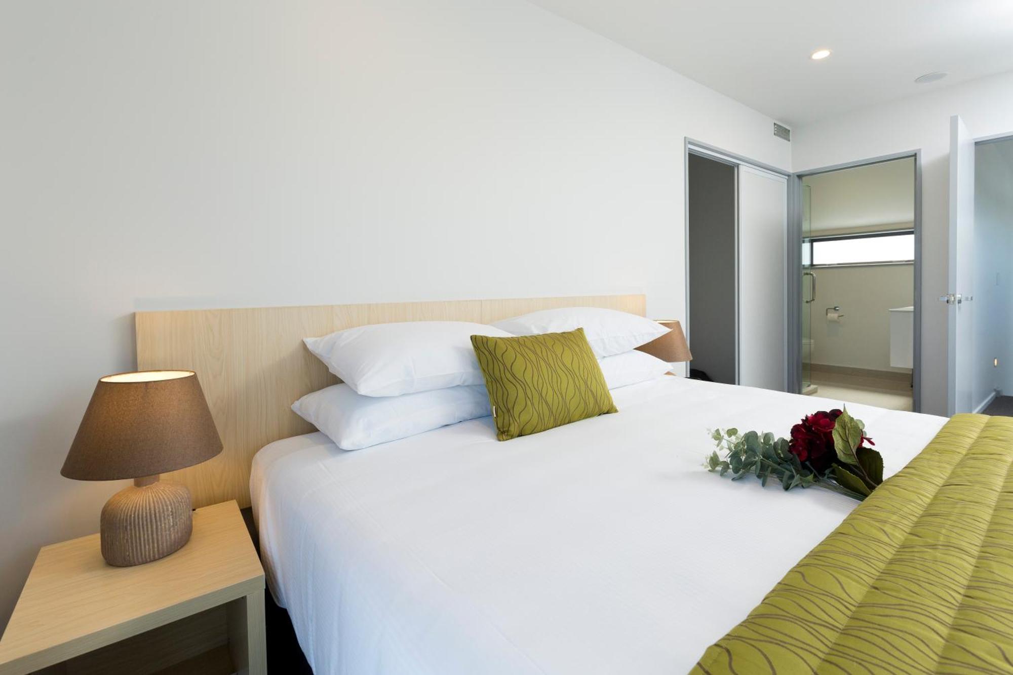 2 On Whiteleigh And 239 On Lincoln Motel Christchurch Buitenkant foto A bedroom at the hotel