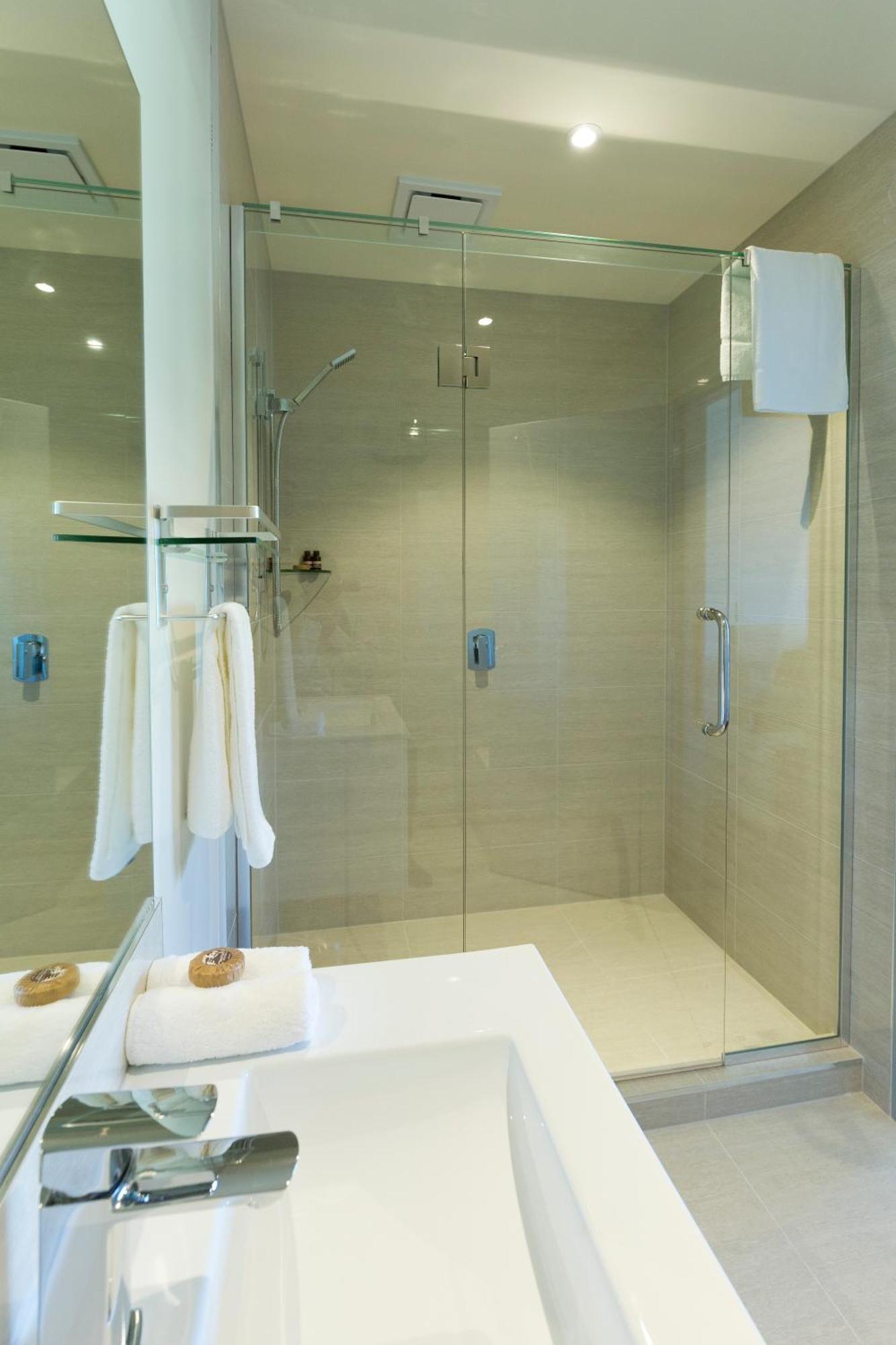 2 On Whiteleigh And 239 On Lincoln Motel Christchurch Buitenkant foto A shower enclosure