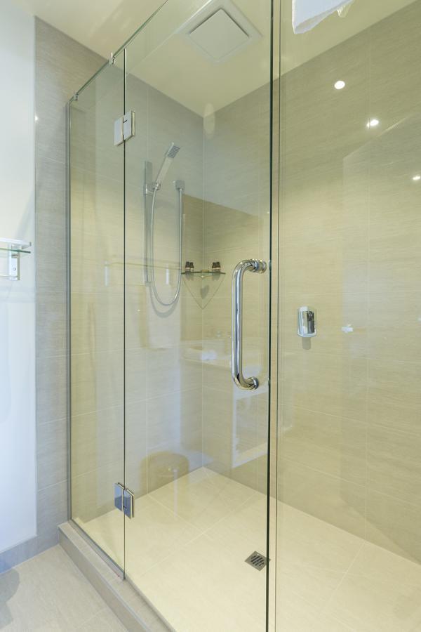 2 On Whiteleigh And 239 On Lincoln Motel Christchurch Buitenkant foto A shower door