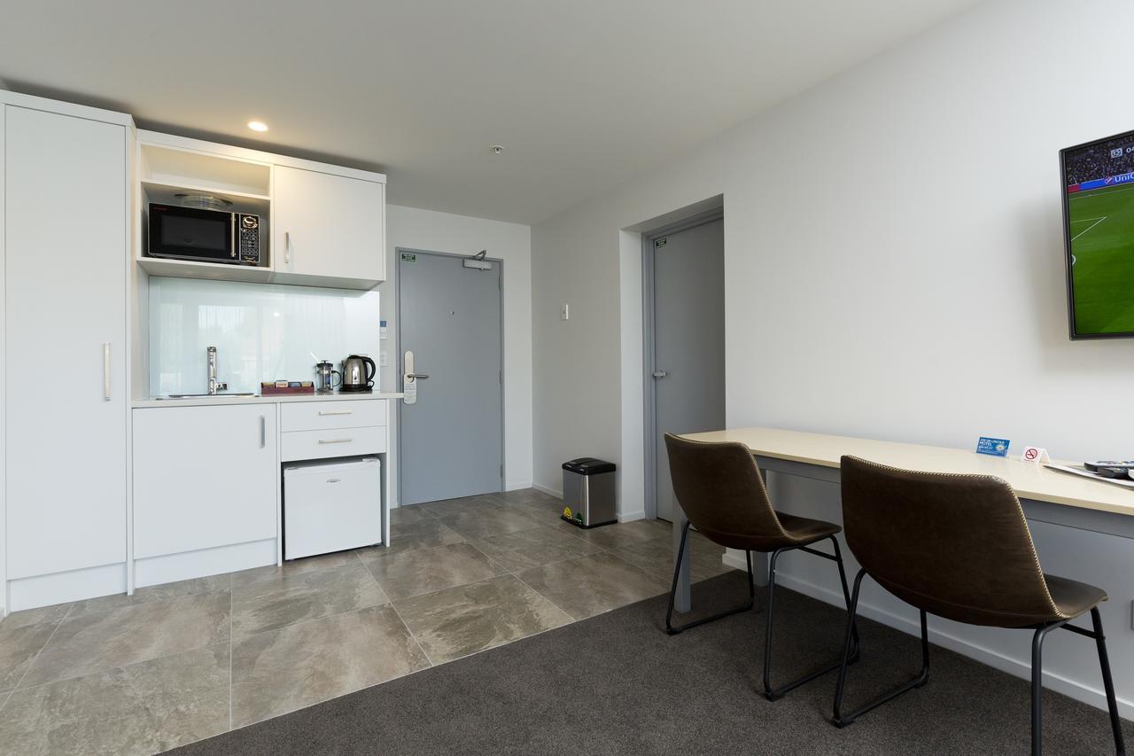 2 On Whiteleigh And 239 On Lincoln Motel Christchurch Buitenkant foto Kitchenette in a one-bedroom apartment
