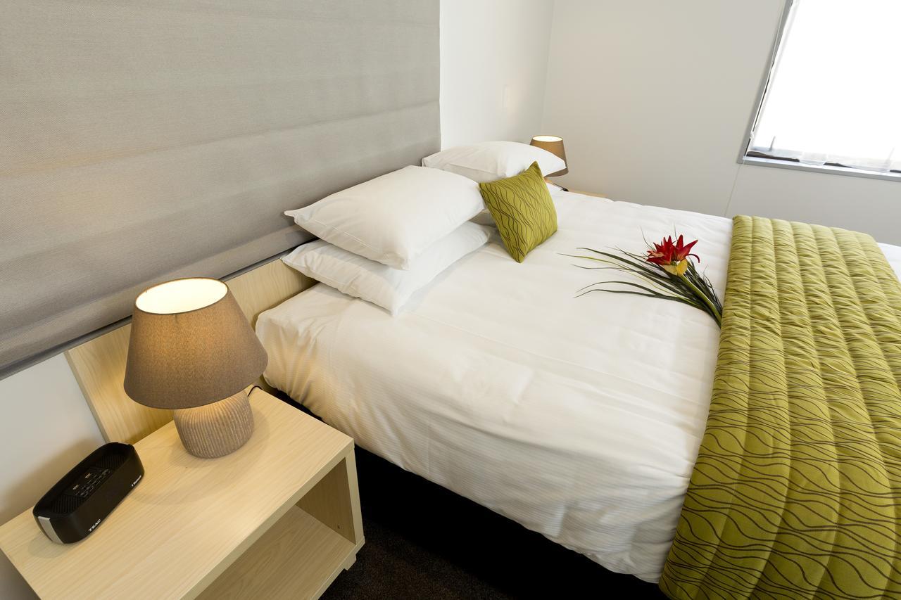 2 On Whiteleigh And 239 On Lincoln Motel Christchurch Buitenkant foto A bedroom at the hotel
