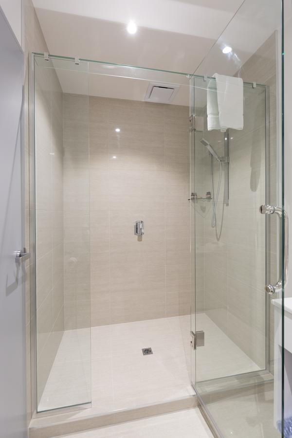 2 On Whiteleigh And 239 On Lincoln Motel Christchurch Buitenkant foto A shower enclosure