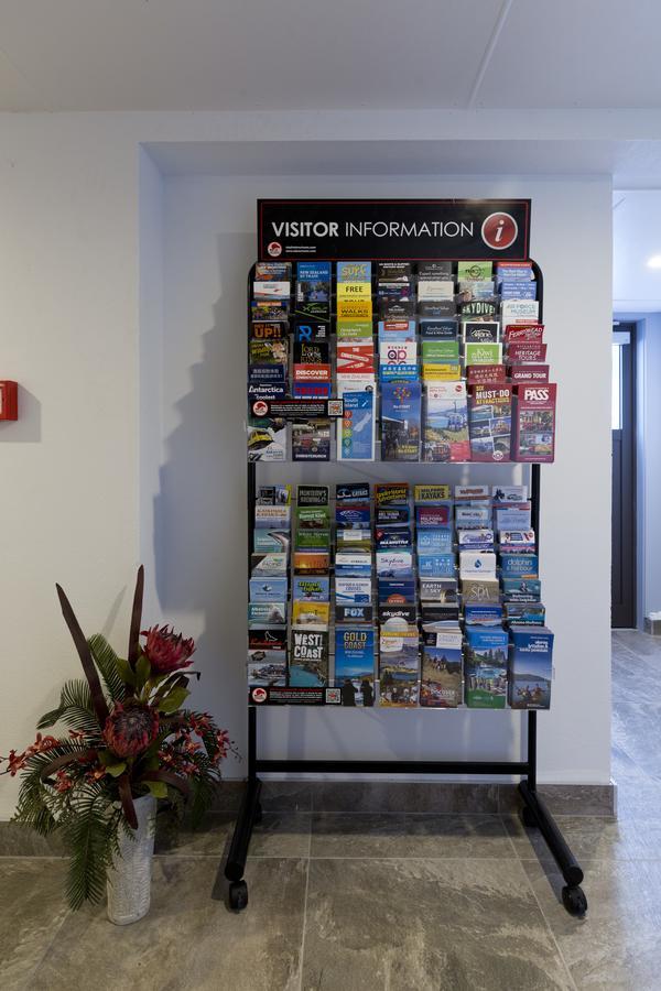 2 On Whiteleigh And 239 On Lincoln Motel Christchurch Buitenkant foto A rack of tourist maps